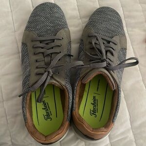 Florsheim Boys size 7 grey shoe with leather upper (with comfortech)